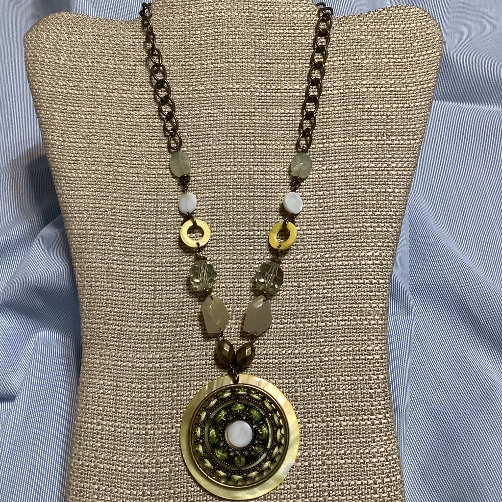 Ruby Rd Vintage Shell Necklace 16$